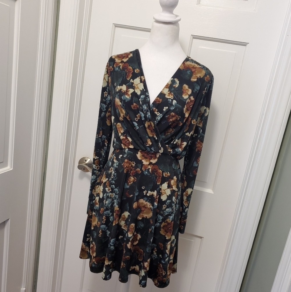 H&M Floral Print Mini Deep V-Neck Mini Knit Dress Size Small, Chic, Stylish